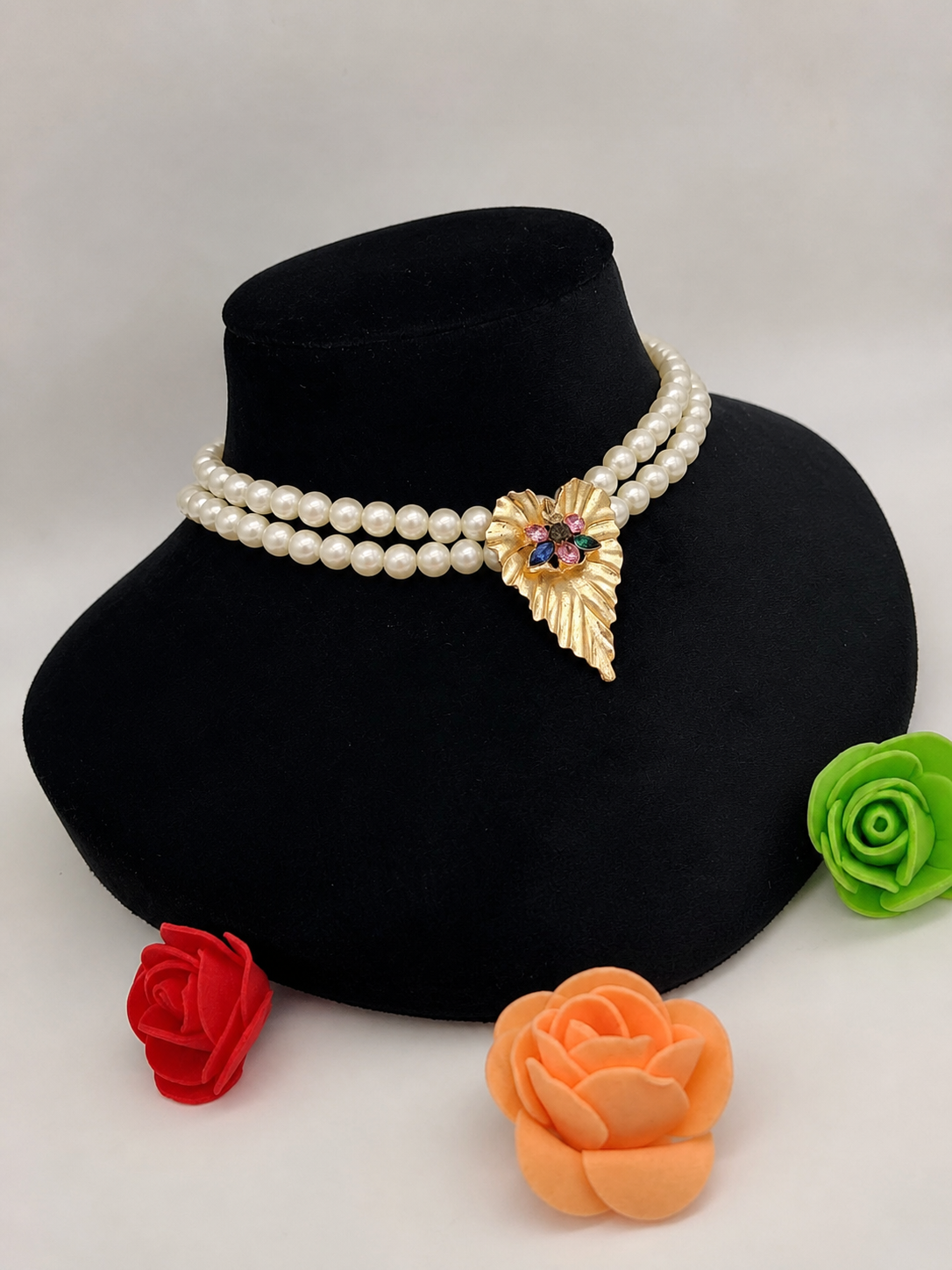 Minimal Pearl Choker with Statement Golden Leaf & Color Stone Detail - Image 3