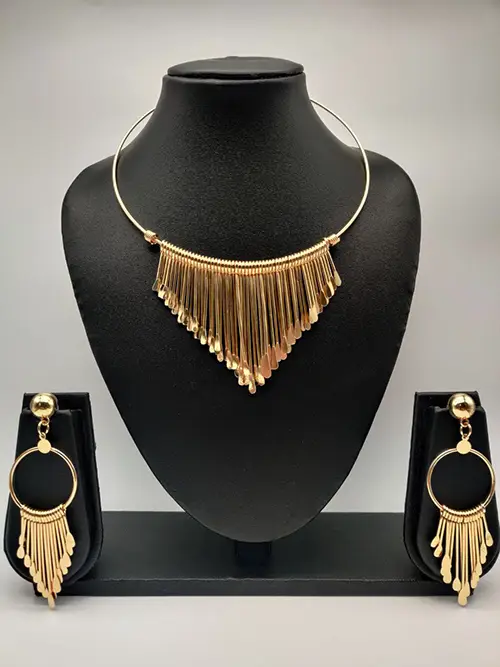 Golden-Finish-Anti-Tarnish-Hasli-Necklace-Set-with-Fringe-Design