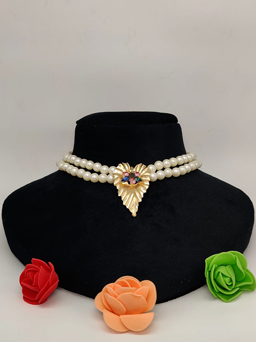 Minimal-Pearl-Choker-with-Statement-Golden-Leaf-Color-Stone-Detail